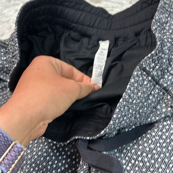 Lululemon Hotty Hot Short Long (Reflective) (4" ) Frozen Fizz Reflective Silver - Picture 3 of 7